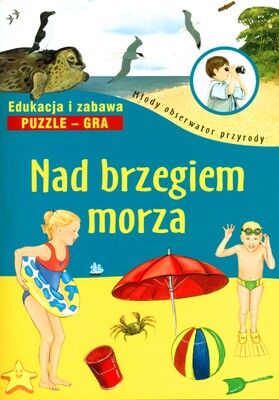 Nad brzegiem morza młody obserwator przyrody