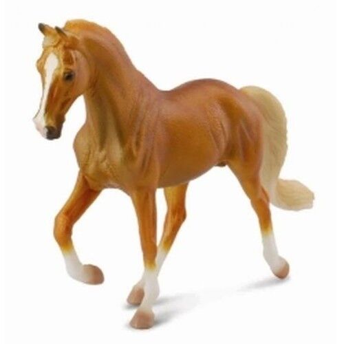 Ogier rasy stallion golden palomino spacerujący
