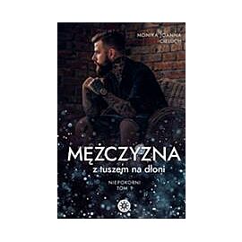 Mężczyzna z tuszem na dłoni