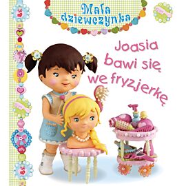 Joasia bawi się we fryzjerkę. Mała dziewczynka