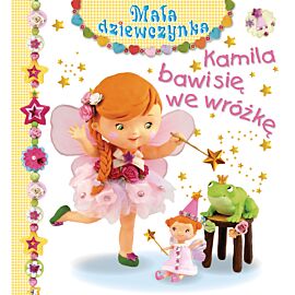 Kamila bawi się we wróżkę. Mała dziewczynka