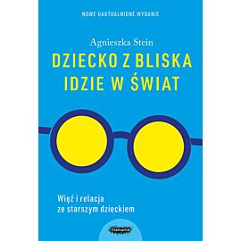 Dziecko z bliska idzie w świat.
